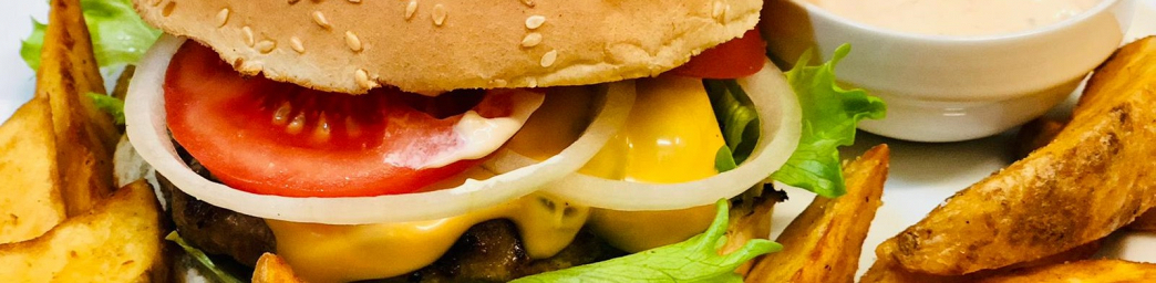 Burger mit Salat, Tomate, Käse und Kartoffelecken