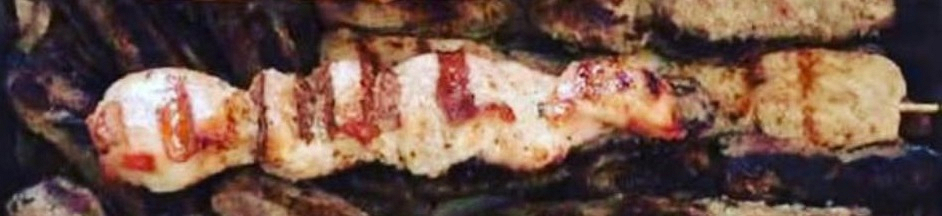 Spieße und gegrillte Spezialitäten auf einem Grill